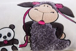 Nici 40869 Kissen Jolly Mäh Schaf Jolly Juicy Zungebleck +Panda 43x25cm Plüsch -Nici Verkäufe 2026 40869 ansicht 01 2048x1365