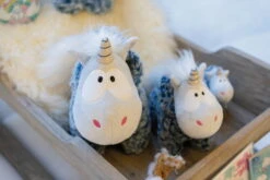 Nici 44173 Einhorn Snorre Hornson Mit Kapuze Ca 22cm Plüsch Kuscheltier -Nici Verkäufe 2026 44173 04 Milieu 2048x1365