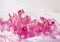 Nici 45696 Einhorn-Drache Ruby De La Rosa 13cm Stehend Plüsch Kuscheltier -Nici Verkäufe 2026 45698 08 45694 45697 Milieu 2048x1463