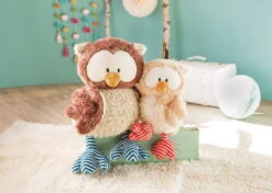 Nici 48079 Eule Oscar 50cm Mit Drehbarem Kopf Plüsch The Owlsons -Nici Verkäufe 2026 46093 04 46096 Milieu 2048x1462 1