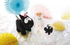 Nici 48410 Schwarzes Einhorn Rainbow Yin & Yang 32cm Stehend Plüsch Kuscheltier -Nici Verkäufe 2026 47378 04 47379 47374 Milieu 2048x1300 2