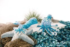 Nici 47436 Oktopus Sitzend 18cm Atlantic Friends Plüsch Kuscheltier Polygondruck -Nici Verkäufe 2026 47434 04 47432 47433 47437 Milieu 2048x1365 5