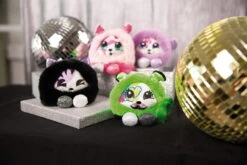 Nici 47909 Pixidoos Pets 2-in-1 Wendeplüsch Katze Sunbi 12cm Lila-schwarz Plüsch -Nici Verkäufe 2026 47907 10 47906 47909 47908 Milieu 2048x1365 3