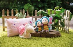 Nici 47942 Kissen Rosa Schmetterling 43x25cm Plüsch Hello Spring Frühling -Nici Verkäufe 2026 47941 06 47938 47946 47947 Milieu 2048x1312