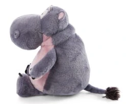 Nici 47968 Nilpferd DJ Nilbert 35cm Sitzend Plüsch Wild Friends GREEN -Nici Verkäufe 2026 47960 02 ZA Frei 2048x1693 2