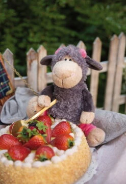 Nici 48534 Graues Schaf Mit Blume Jolly Lucy Ca 25cm Schlenker Plüsch Kuscheltier -Nici Verkäufe 2026 48534 16 Milieu 1402x2048