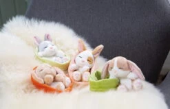 Nici 48707 Sleeping Pets Bunnies Hase Karamell Punkte 12cm Schlafend Im Körbchen -Nici Verkäufe 2026 48706 10 48707 48708 48709 Milieu 2048x1318 2