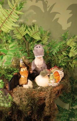 Nici 48820 Kissen Dinosaurier Fossily Wendeplüsch Glow In The Dark 32x26cm GREEN -Nici Verkäufe 2026 48808 14 48813 48811 48803 Milieu 1307x2048 1