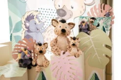 Nici 48868 Kissen Hyäne Helgi 43x25cm Plüsch Kuschelkissen GREEN Wild Friends -Nici Verkäufe 2026 48860 10 48865 48866 48867 48863 48864 Milieu 2048x1356 4